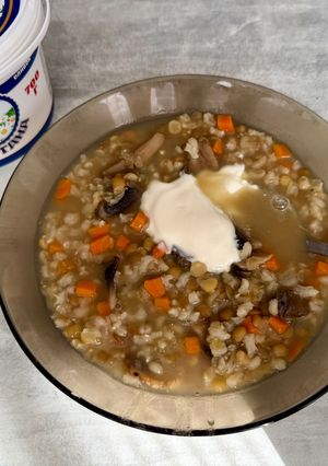 A picture of Суп с крупами, бобовыми и шампиньонами.