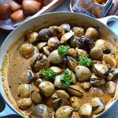 A picture of Chili butter clams.