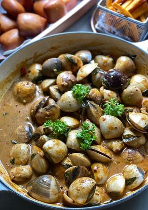 A picture of Chili butter clams.