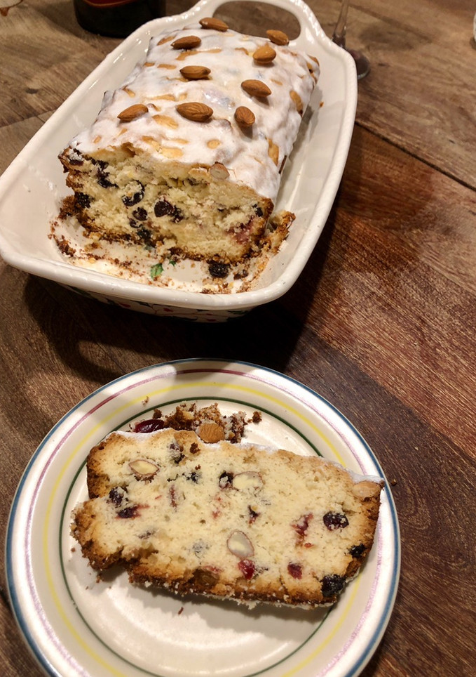 Una foto de Budín inglés receta original, con pequeña variedad en las frutas