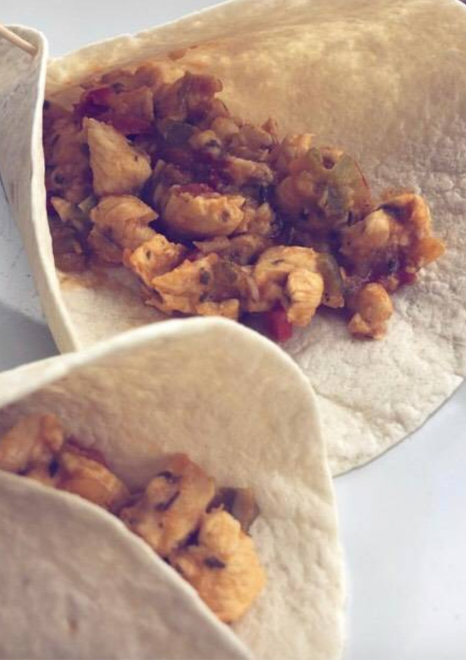 Una foto de Fajitas de pollo y verduritas