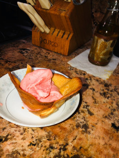 Una foto de Helado de yogurt con fresa y miel de abeja