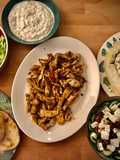 Cena griega: Gyros de pollo con Pan Pita y Tzatziki, Spanakopita y Ensalada Horiatiki