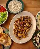 Cena griega: Gyros de pollo con Pan Pita y Tzatziki, Spanakopita y Ensalada Horiatiki