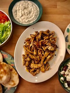 Una foto de Cena griega: Gyros de pollo con Pan Pita y Tzatziki, Spanakopita y Ensalada Horiatiki