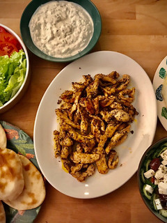 Una foto de Cena griega: Gyros de pollo con Pan Pita y Tzatziki, Spanakopita y Ensalada Horiatiki