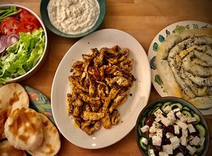 Una foto de Cena griega: Gyros de pollo con Pan Pita y Tzatziki, Spanakopita y Ensalada Horiatiki