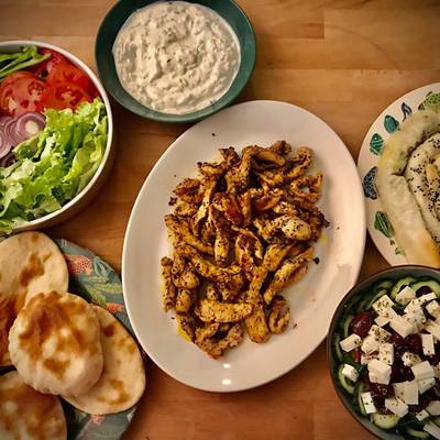 Cena griega: Gyros de pollo con Pan Pita y Tzatziki, Spanakopita y Ensalada  Horiatiki Receta de Arianne- Cookpad