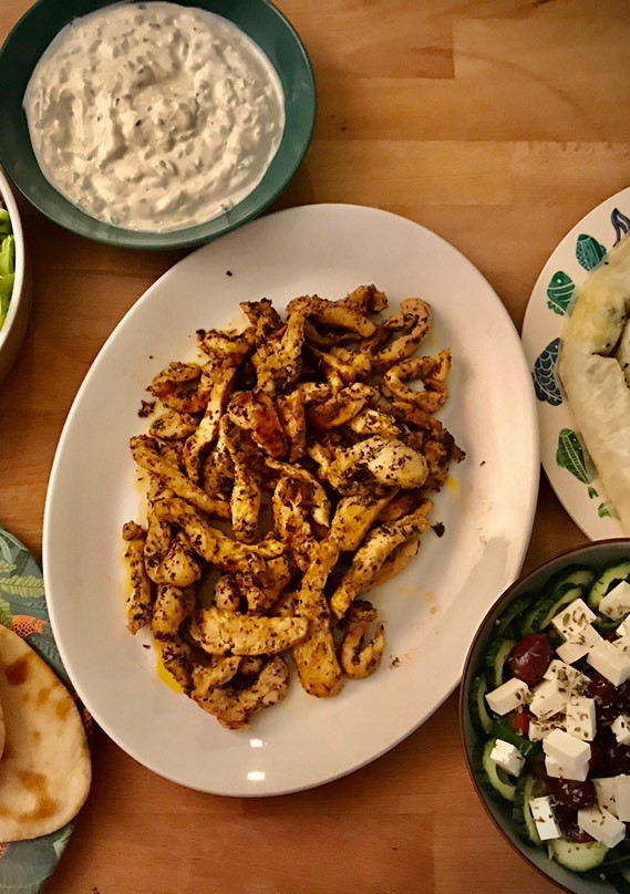 Una foto de Cena griega: Gyros de pollo con Pan Pita y Tzatziki, Spanakopita y Ensalada Horiatiki
