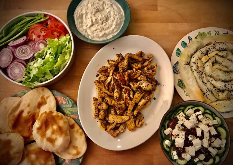 Cena griega: Gyros de pollo con Pan Pita y Tzatziki, Spanakopita y Ensalada Horiatiki