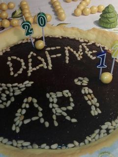 Una foto de Tarta de chocolate con piñones