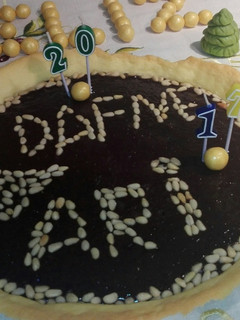 Una foto de Tarta de chocolate con piñones
