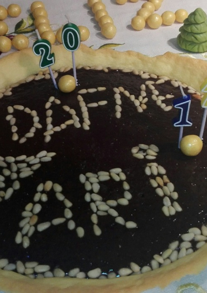 Una foto de Tarta de chocolate con piñones