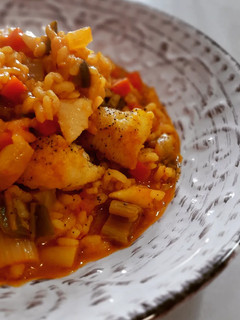 Una foto de Arroz meloso de verduras de aprovechamiento y merluza