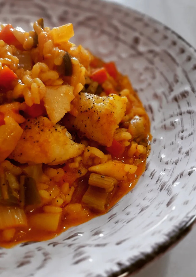 Una foto de Arroz meloso de verduras de aprovechamiento y merluza