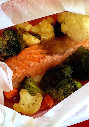 Una foto de Salmón con verduras al papillote
