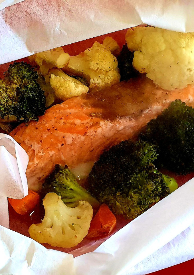 Una foto de Salmón con verduras al papillote