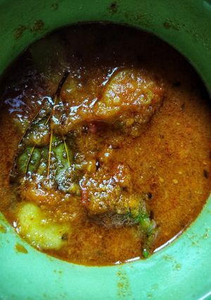 আলুর দম পেঁয়াজ বাটা দিয়ে (aloor dum recipe in Bengali) রেসিপির প্রধান ছবি
