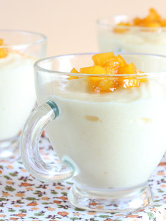 Una foto de Mousse de mango y queso batido