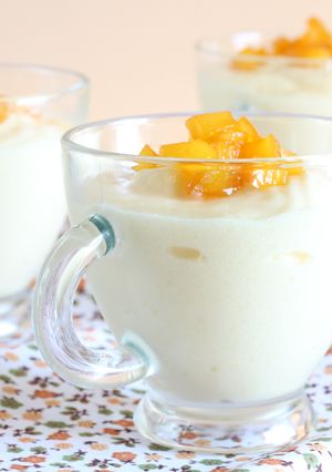 Una foto de Mousse de mango y queso batido