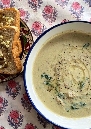 รูปของ ซุปเห็ดฟาง-สวิสชาร์ด ทานคู่ขนมปังกระเทียม🍞🧄Straw Mushroom and Swiss Chard Soup with Garlic Bread🍄