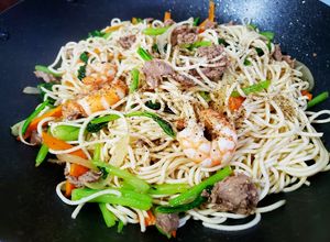 Hình của món Mì xào tôm, thịt bò.