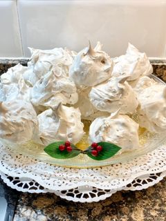 Una foto de Merengues con almendra crocanti y fideos de chocolate