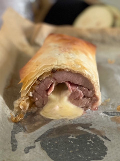 Una foto de Solomillo de cerdo relleno envuelto en masa filo