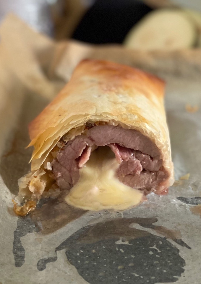 Una foto de Solomillo de cerdo relleno envuelto en masa filo