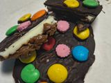 Huevos De Pascua Tableta Con Chocolate Negro, Blanco, Dulce De Leche Y Rocklets Estilo Bajoneros