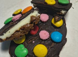 Una foto de Huevos De Pascua Tableta Con Chocolate Negro, Blanco, Dulce De Leche Y Rocklets Estilo Bajoneros