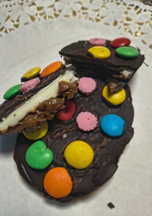 Una foto de Huevos De Pascua Tableta Con Chocolate Negro, Blanco, Dulce De Leche Y Rocklets Estilo Bajoneros