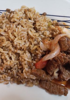 Una foto de Tacu tacu de lentejas con lomo saltado