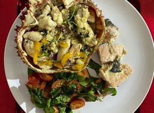 Una foto de Masa de centolla con pimientos de colores y salmón