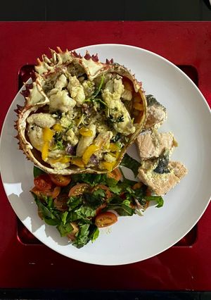 Una foto de Masa de centolla con pimientos de colores y salmón