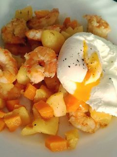 Una foto de Huevo escalfado con verduras y langostinos