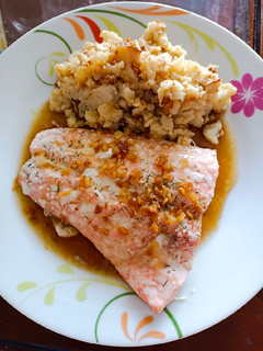 Una foto de Salmón a la plancha con salteado de coliflor