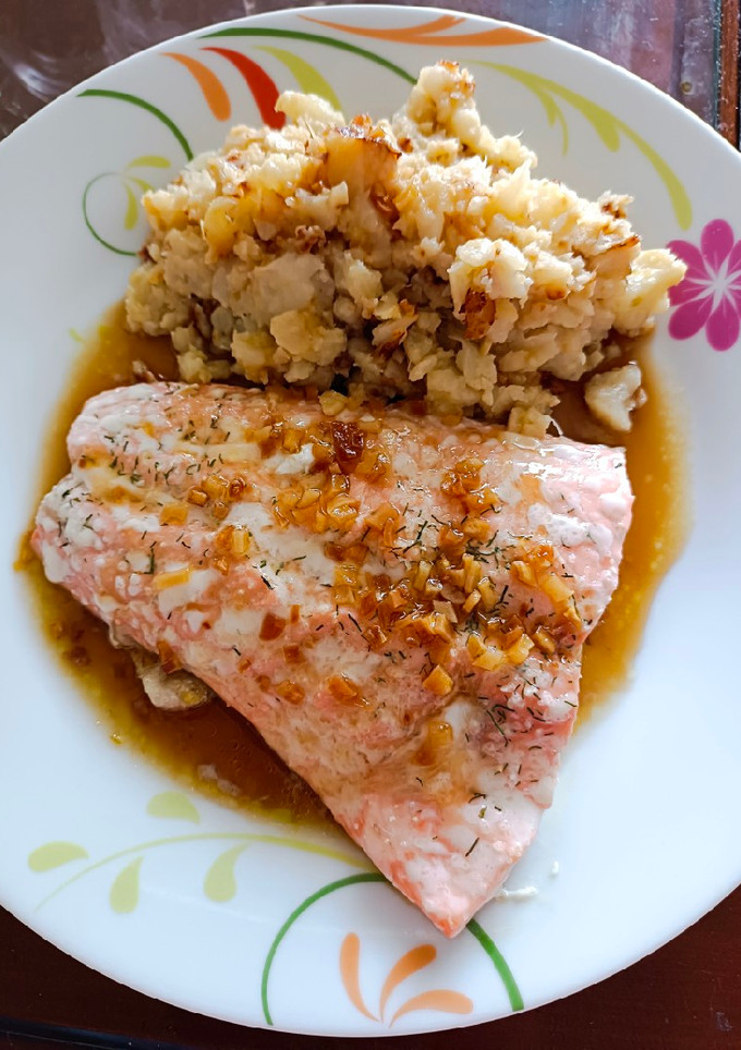 Una foto de Salmón a la plancha con salteado de coliflor