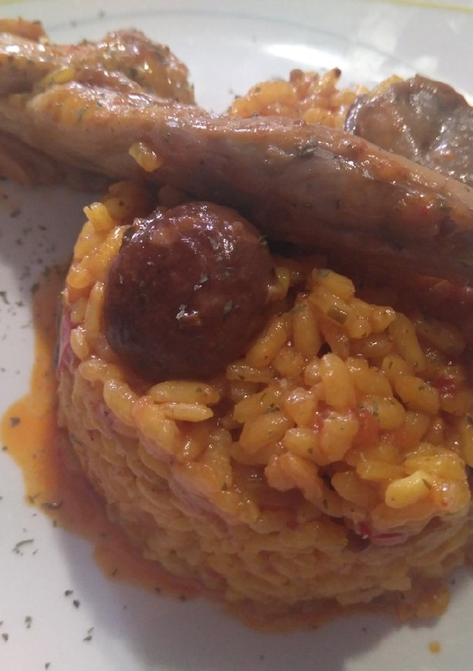 Una foto de Arroz de conejo y setas