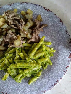 Una foto de Pasta en crema de espinaca y zanahoria