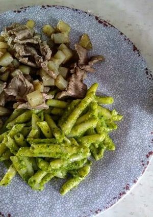 Una foto de Pasta en crema de espinaca y zanahoria