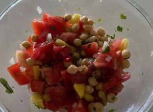 Una foto de Ensalada de garbanzos