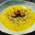 Crema de brócoli y verduras con un toque de jengibre y croutons