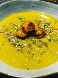 Crema de brócoli y verduras con un toque de jengibre y croutons