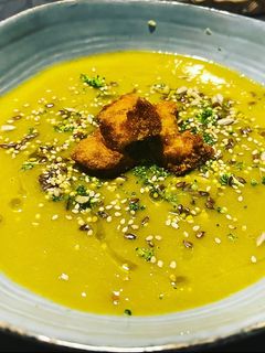 Una foto de Crema de brócoli y verduras con un toque de jengibre y croutons