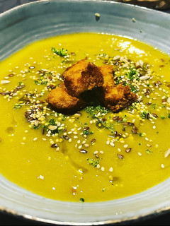 Una foto de Crema de brócoli y verduras con un toque de jengibre y croutons