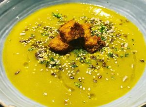 Foto principal de Crema de brócoli y verduras con un toque de jengibre y croutons