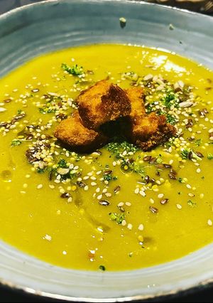 Una foto de Crema de brócoli y verduras con un toque de jengibre y croutons