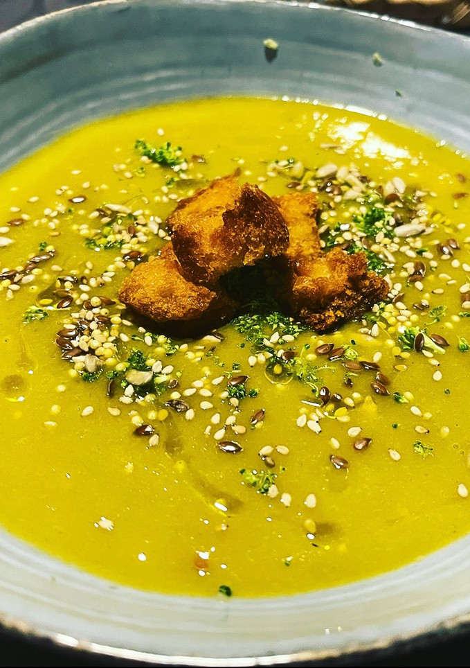 Una foto de Crema de brócoli y verduras con un toque de jengibre y croutons
