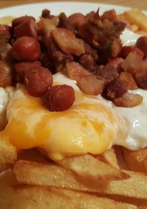 Una foto de Huevos rotos con panceta